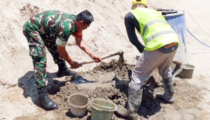 Koramil 2303/Pulomerak Gelar Kegiatan Karbak di Dua Lokasi, Bantu Warga Bangun Fasilitas Lingkungan