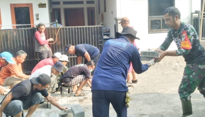 Babinsa Koramil 2301/Cilegon Gelar Karya Bakti Perbaikan Jalan dan Drainase di Dua Kelurahan