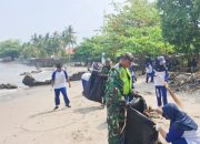 Babinsa Koramil 2304/Anyar Laksanakan Karya Bakti di Dua Desa, Fokus pada Kebersihan Pantai dan Pembangunan Irigasi