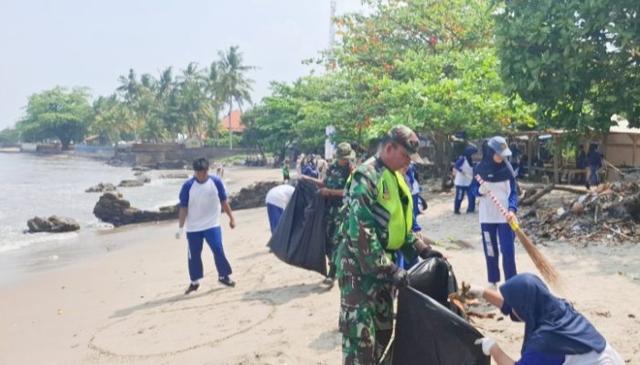 Babinsa Koramil 2304/Anyar Laksanakan Karya Bakti di Dua Desa, Fokus pada Kebersihan Pantai dan Pembangunan Irigasi