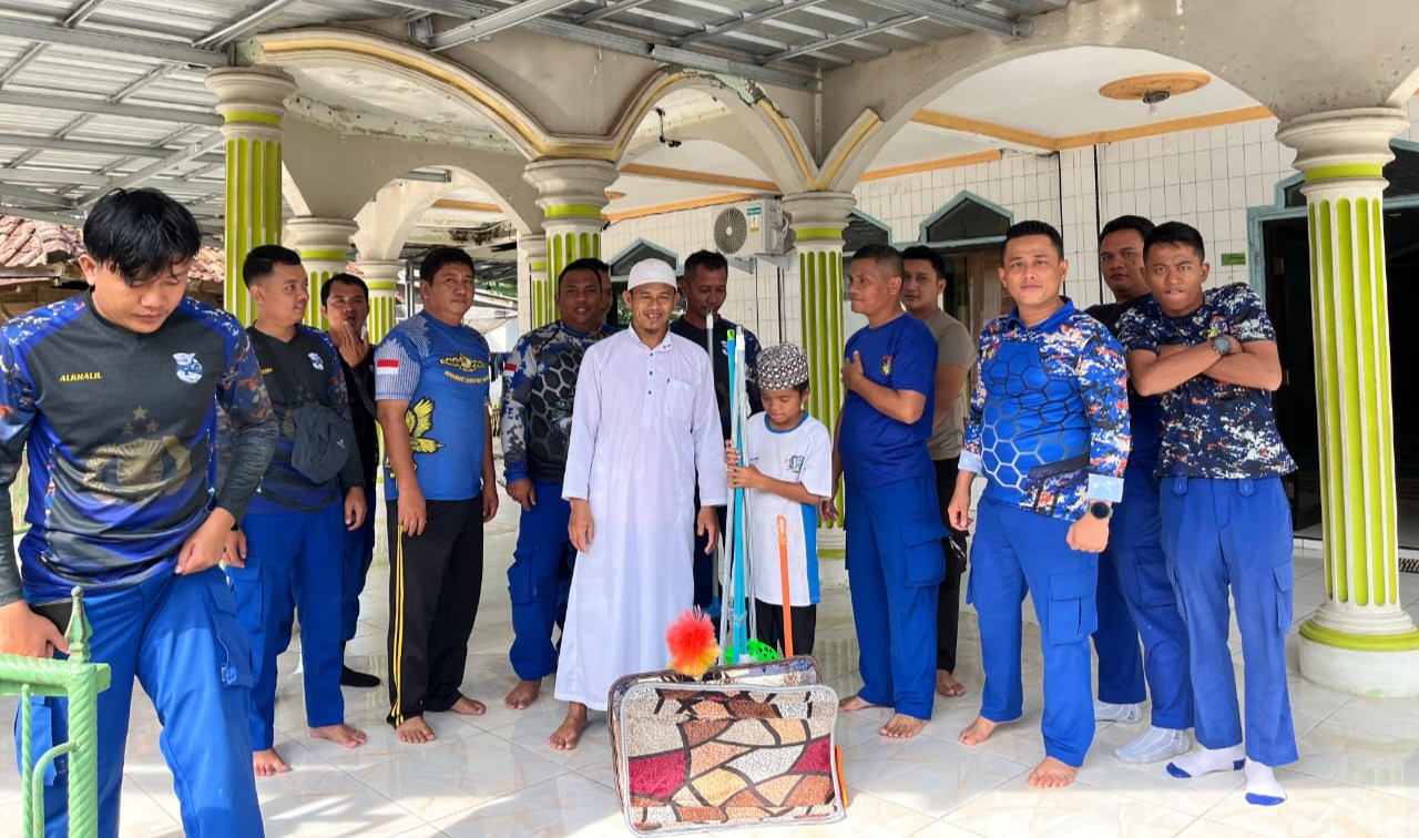 Rayakan HUT ke-75, Sat Polairud Polres Basel Gelar Aksi Bersih Masjid di Desa Gadung