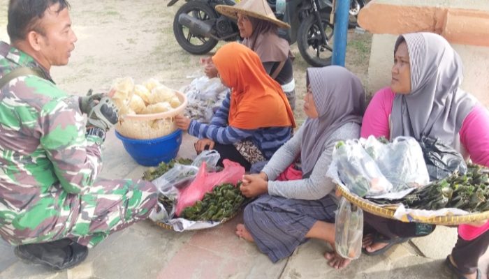 Babinsa Koramil 2304/Anyar Gelar Komsos Bahas Pertanian dan Kebersihan Lingkungan