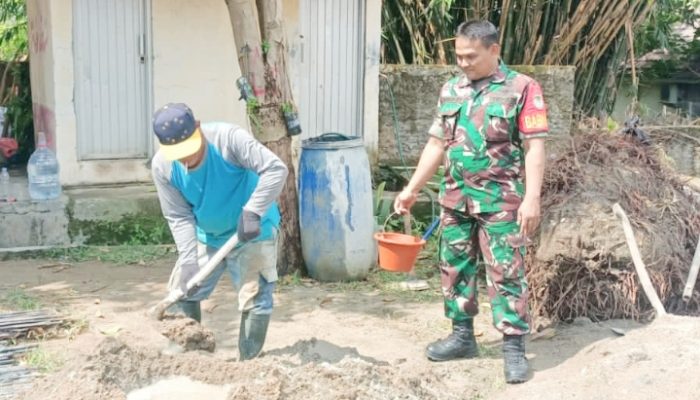 Babinsa Koramil 2303/Pulomerak Gelar Karya Bakti Bersama Warga di Dua Kelurahan