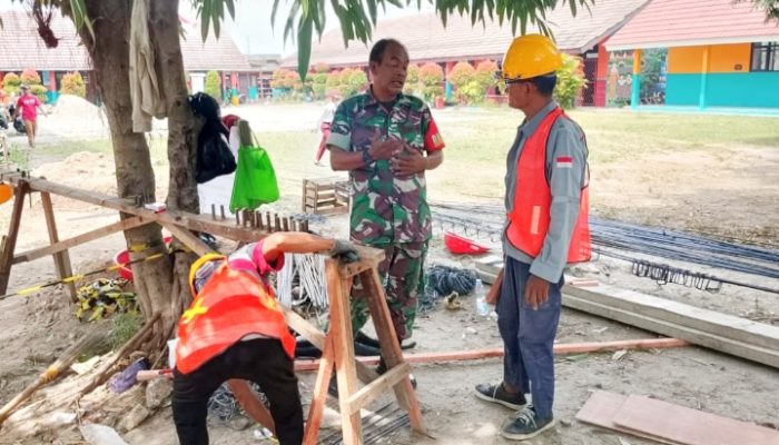 Babinsa Koramil 2301/Cilegon Gelar Karya Bakti Perbaikan Jalan dan Rumah Warga di Dua Kelurahan