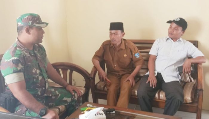 Babinsa Koramil 2306/Mancak Gelar Komsos Bahas Perbaikan Jalan dan Ketahanan Pangan di Dua Desa
