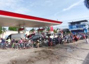 Pasokan Pertamax Terlambat, Petugas Pantau Distribusi BBM di SPBU Keramat