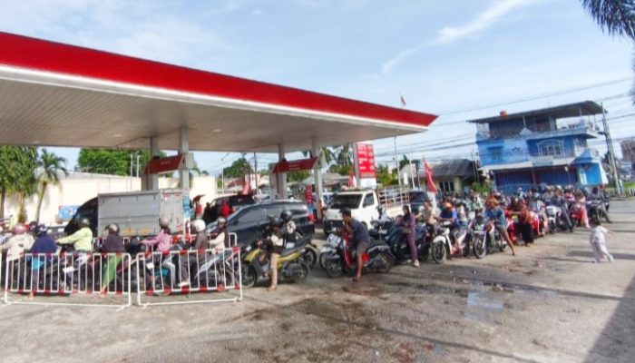 Pasokan Pertamax Terlambat, Petugas Pantau Distribusi BBM di SPBU Keramat