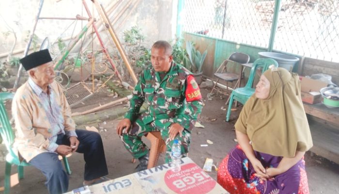 Babinsa Koramil 2303/Pulomerak Gelar Komsos Bahas Kebersihan dan Keamanan Lingkungan