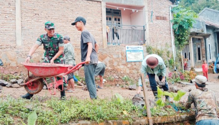 Babinsa Koramil 2306/Mancak Gelar Karya Bakti Bersama Warga di Dua Desa