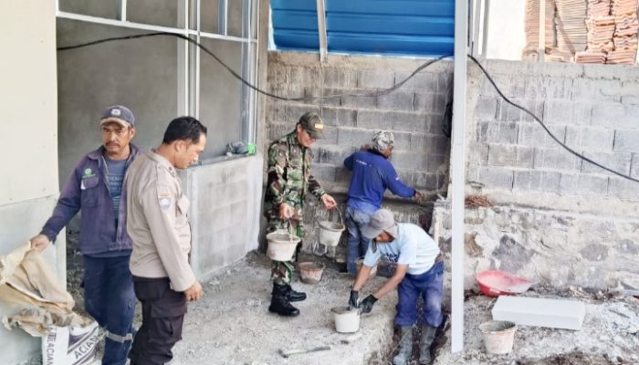 Babinsa Koramil 2303/Pulomerak Gelar Karya Bakti di Dua Kelurahan di Kota Cilegon