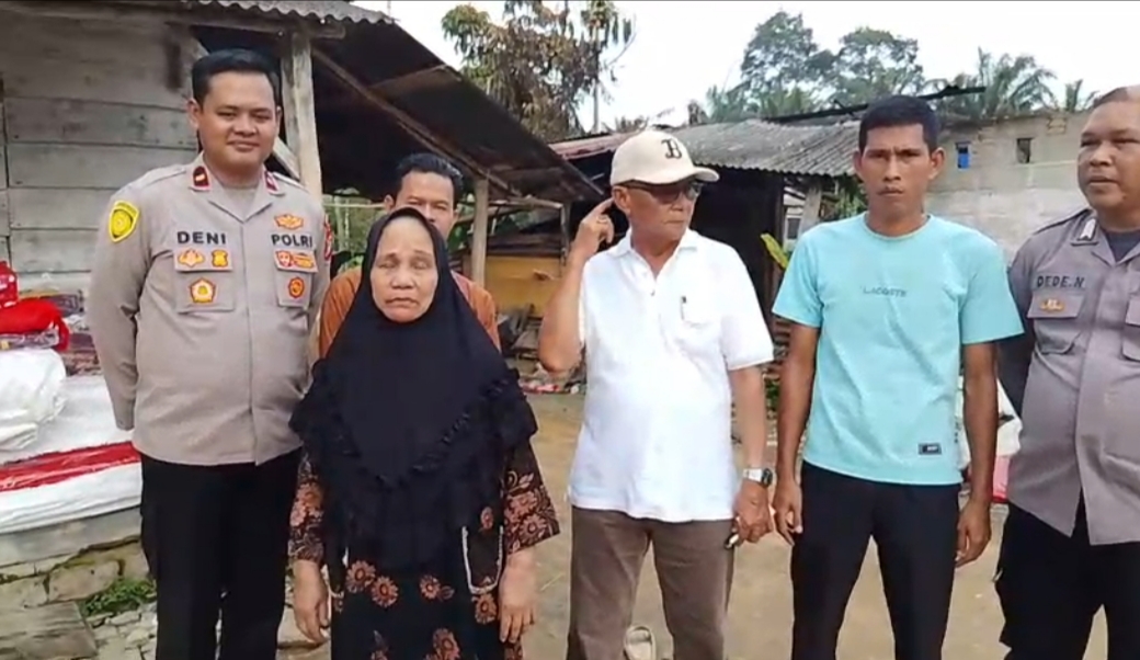 Wabup Bangka Barat Serahkan Bantuan Darurat Korban Kebakaran di Desa Sangku