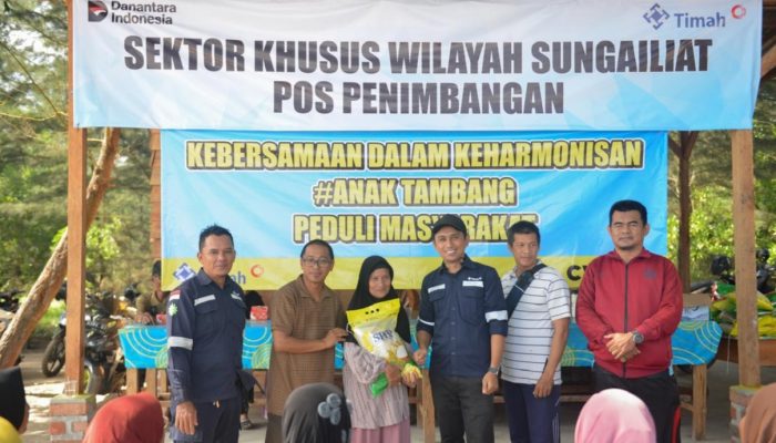 Bersama Mitra Tambang, PT Timah Bagikan 200 Paket Beras ke Warga Pesisir Sungailiat