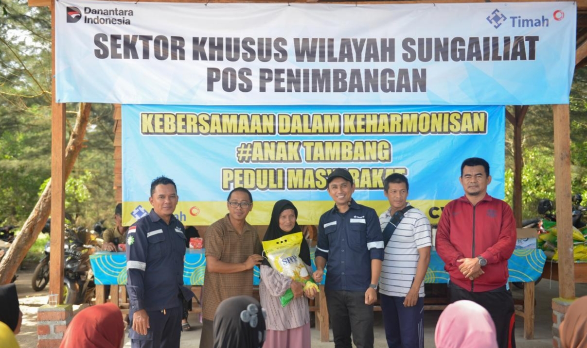 Bersama Mitra Tambang, PT Timah Bagikan 200 Paket Beras ke Warga Pesisir Sungailiat
