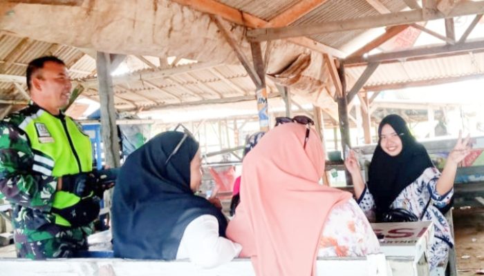 Babinsa Koramil 2304/Anyar Gelar Pemantauan Harga Sembako dan Imbauan Kamtibmas di Area Wisata