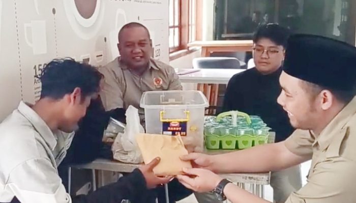 Kisah Januari, Penjual Risol di Kampus Garut yang Dapat Bantuan Wisuda dari Presiden Prabowo
