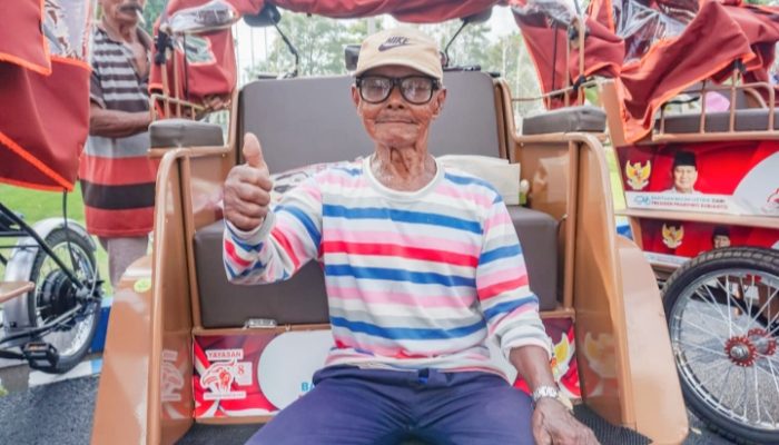 Hampir Satu Abad, Kakek Sumardi Tetap Kayuh Becak : Kini Dapat Bantuan Becak Listrik dari Presiden Prabowo