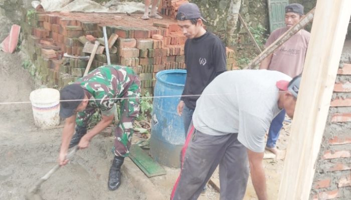 Babinsa Koramil 2306/Mancak Gelar Karya Bakti Bangun Rumah Warga di Dua Desa