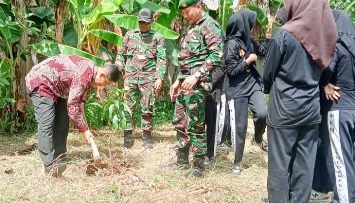 Bersama Hijaukan Bumi, Kodim 0623/Cilegon Laksanakan Penanaman Pohon di SMKN 1 Puloampel