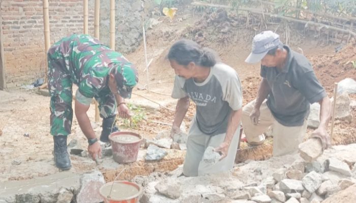 Gotong Royong Babinsa Koramil 2306/Mancak Warnai Akhir Pekan : Bangun Saluran Air dan Rumah Warga