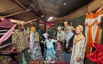 Blusukan ke Pulau Kelapan, Debby Serahkan Kursi Roda hingga Sembako untuk Warga