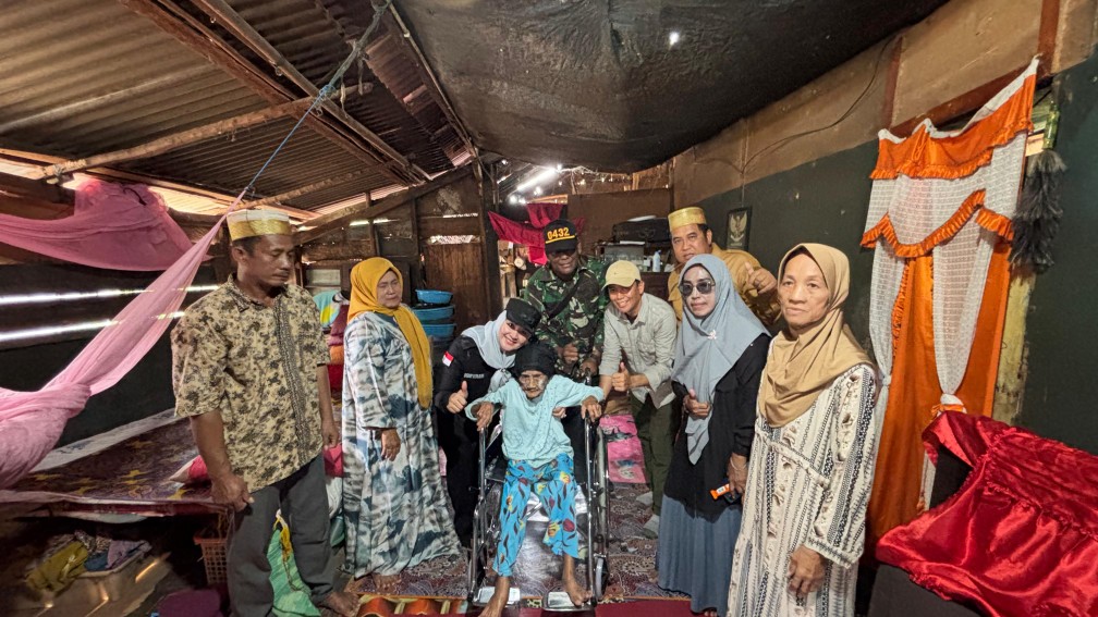 Blusukan ke Pulau Kelapan, Debby Serahkan Kursi Roda hingga Sembako untuk Warga