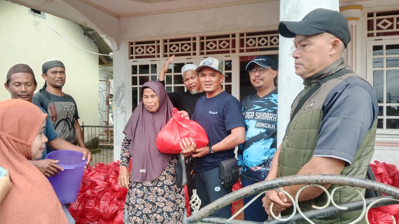 PT Timah Tbk dan Mitra Salurkan 550 Paket Sembako ke Warga Tanjung Ratu