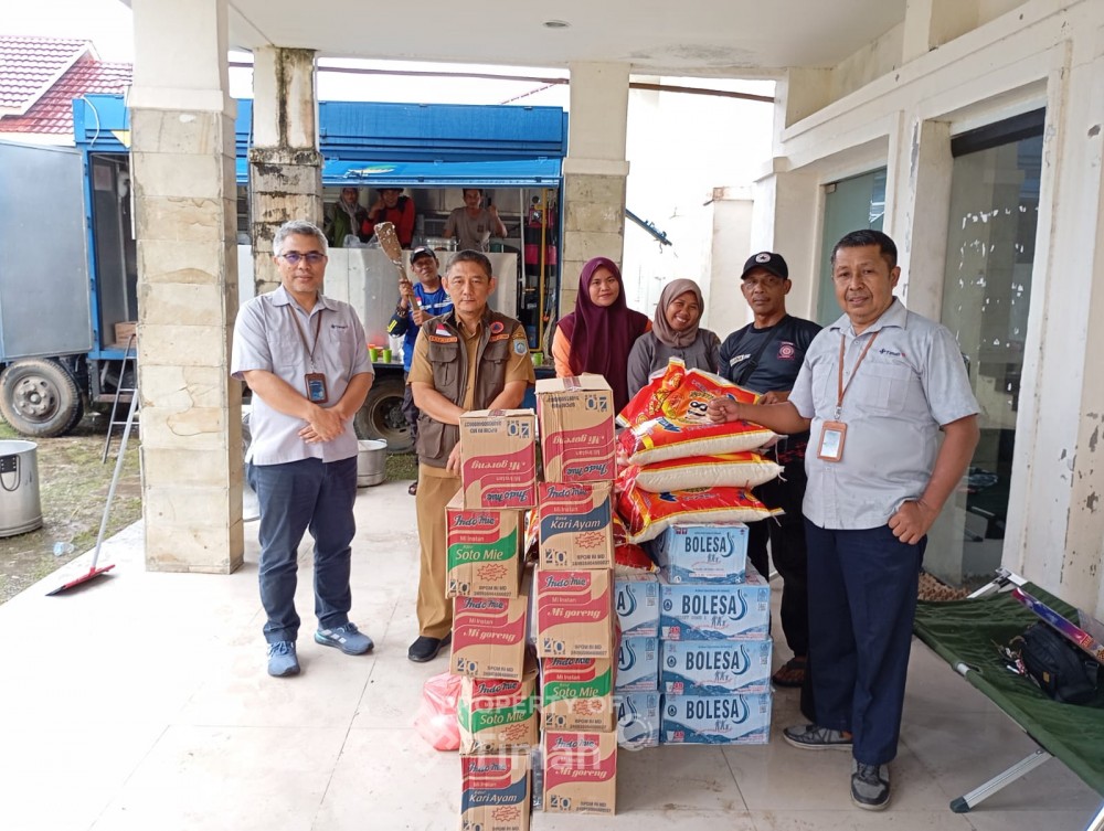 PT Timah dan Pemkab Bangka Barat Salurkan Bantuan untuk Korban Banjir Rob di Mentok