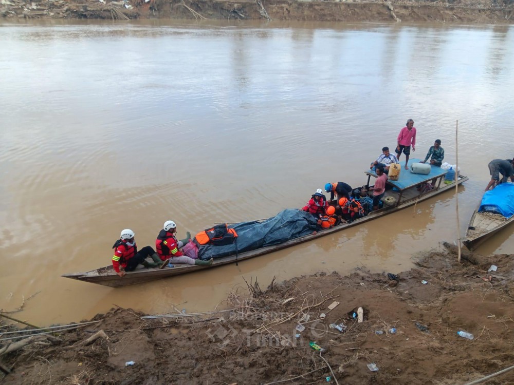Pascabanjir Aceh Tamiang, Tim ERG PT Timah Antar Logistik ke Kampung Sekumur Lewat Jalur Sungai