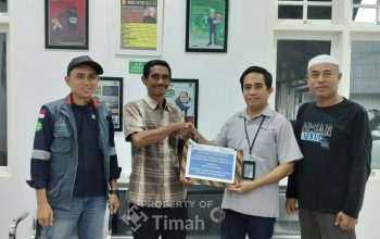 Perahu Karam Diterjang Cuaca Buruk, Nelayan Sungailiat Terima Bantuan PT Timah