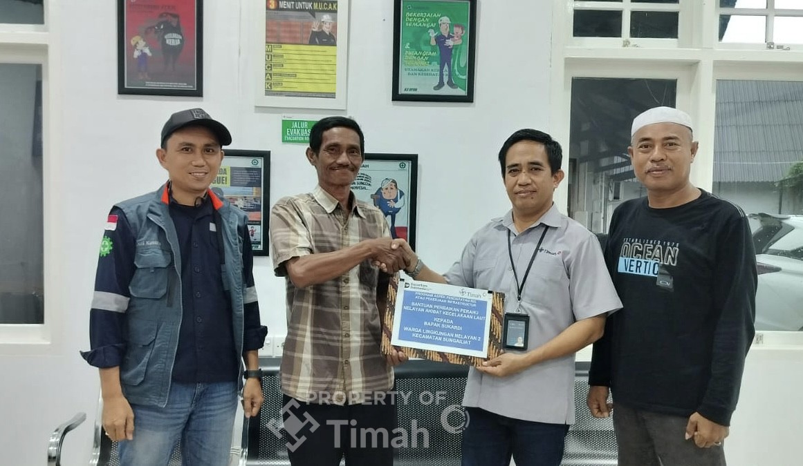 Perahu Karam Diterjang Cuaca Buruk, Nelayan Sungailiat Terima Bantuan PT Timah