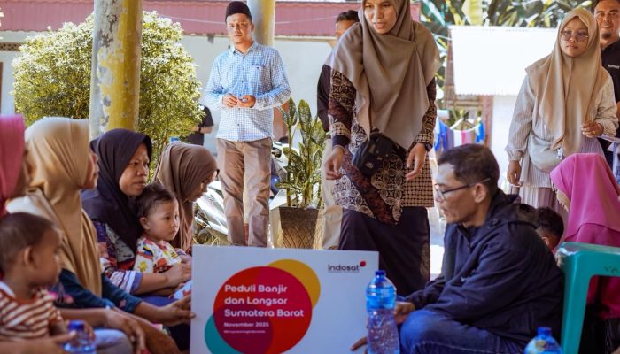 Indosat Salurkan Bantuan untuk Warga Terdampak Banjir Padang Pariaman