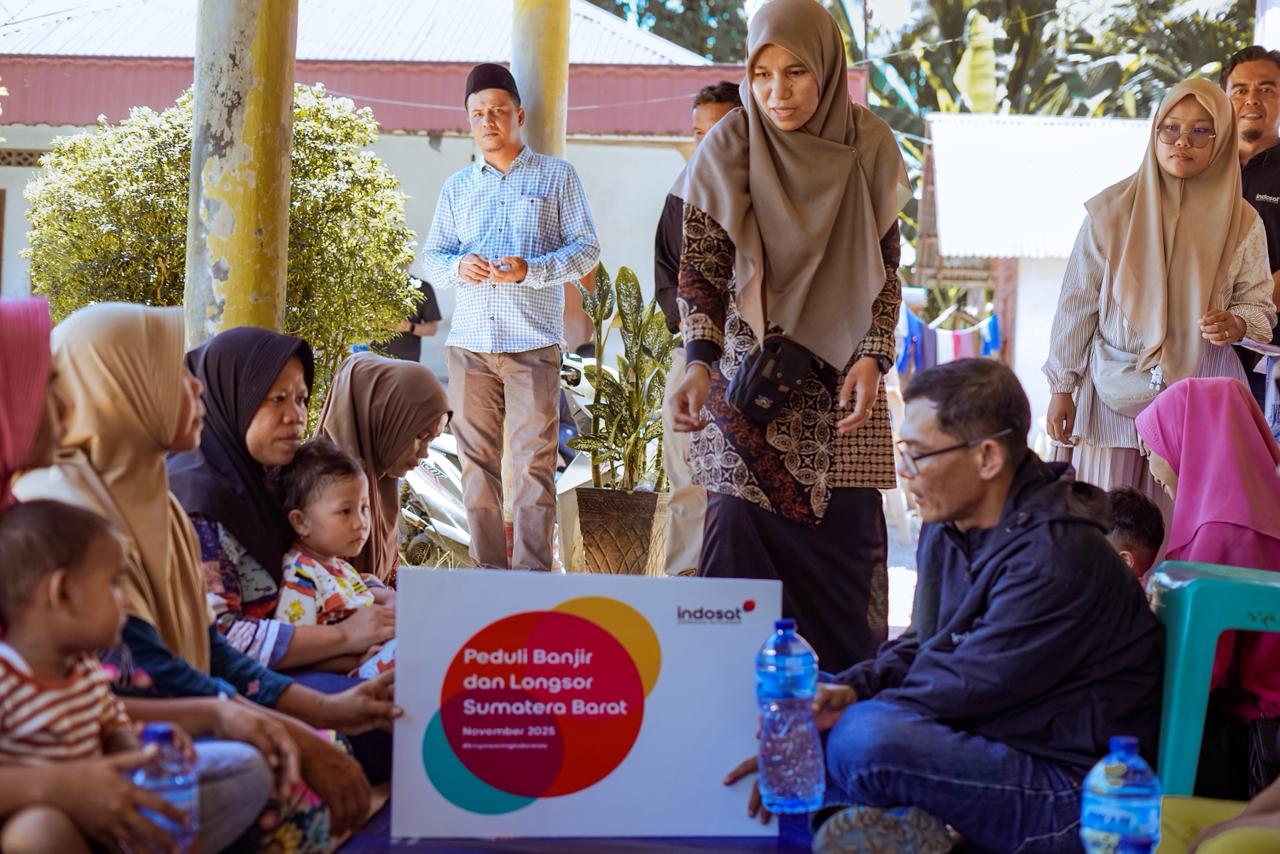 Indosat Salurkan Bantuan untuk Warga Terdampak Banjir Padang Pariaman