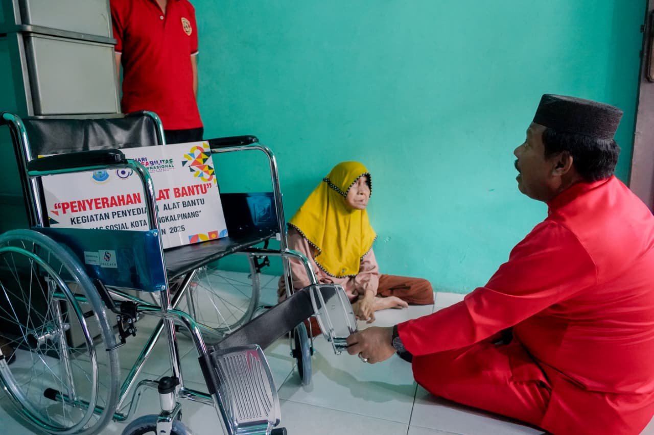 Dari APBD, Prof Udin Serahkan Kursi Roda dan Tongkat untuk Puluhan Lansia di Pangkalpinang
