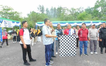 Jalan Sehat HUT Korpri Pecah, Bupati Markus Blusukan dan Borong Dagangan UMKM
