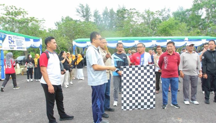 Jalan Sehat HUT Korpri Pecah, Bupati Markus Blusukan dan Borong Dagangan UMKM