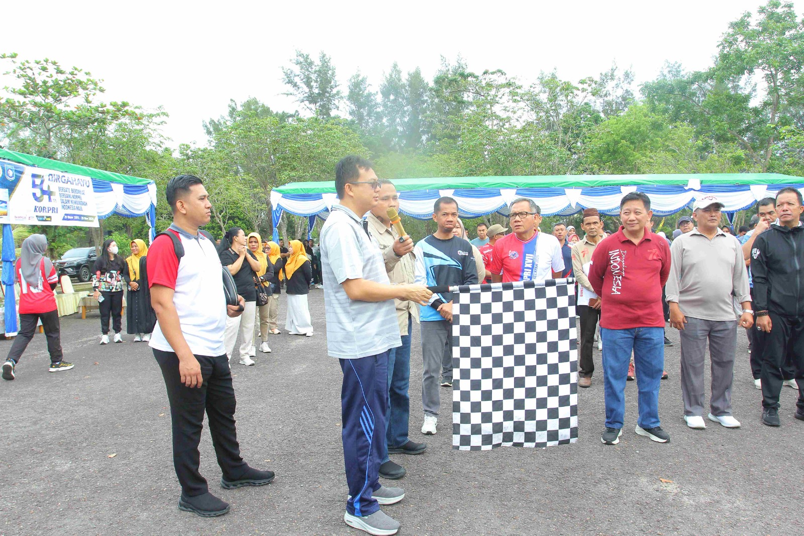 Jalan Sehat HUT Korpri Pecah, Bupati Markus Blusukan dan Borong Dagangan UMKM