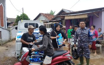 Banjir Rendam Kampung Tanjung, Fadilah Gerak Cepat Salurkan Bantuan Beras ke Warga