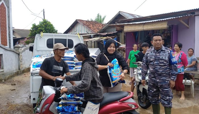Banjir Rendam Kampung Tanjung, Fadilah Gerak Cepat Salurkan Bantuan Beras ke Warga