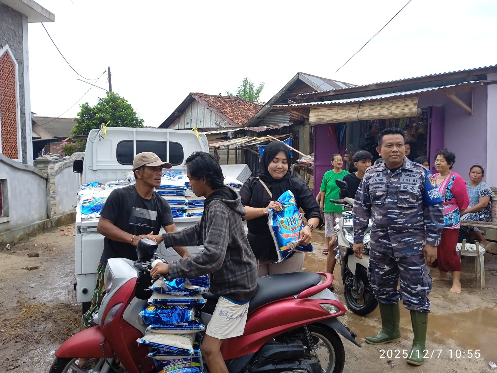 Banjir Rendam Kampung Tanjung, Fadilah Gerak Cepat Salurkan Bantuan Beras ke Warga