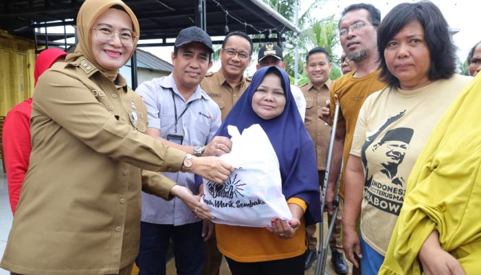 Pemkot Pangkalpinang dan PT Timah Salurkan 300 Paket Sembako untuk Korban Banjir Rob