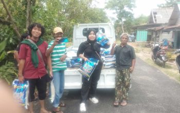 Fadilah Bersama Wartawan Salurkan 4 Ton Beras untuk Warga Mentok Terdampak Banjir Rob