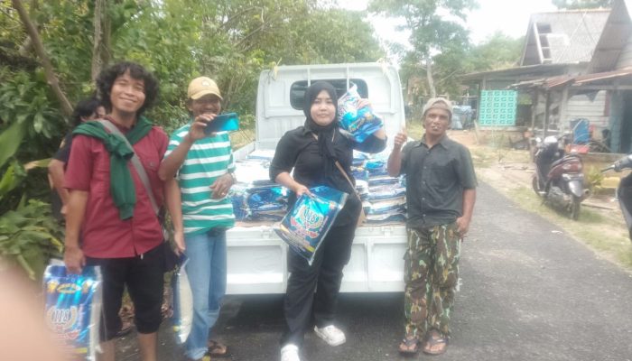 Fadilah Bersama Wartawan Salurkan 4 Ton Beras untuk Warga Mentok Terdampak Banjir Rob