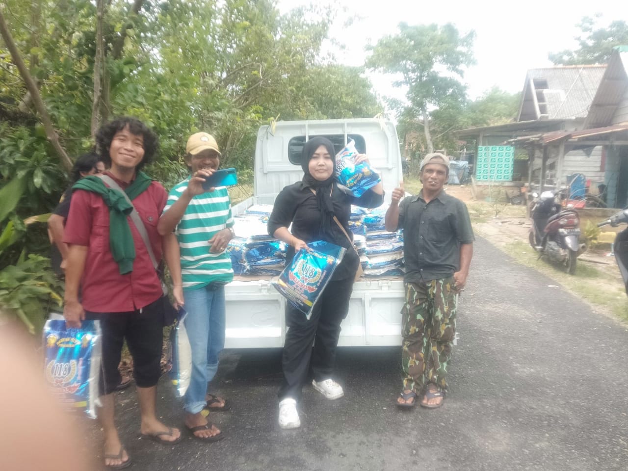 Fadilah Bersama Wartawan Salurkan 4 Ton Beras untuk Warga Mentok Terdampak Banjir Rob