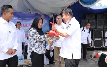 Hidayat Arsani Ikut Bagikan Paket Sembako Murah di GPM Kadin Sungailiat