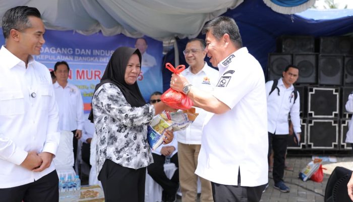 Hidayat Arsani Ikut Bagikan Paket Sembako Murah di GPM Kadin Sungailiat