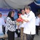 Hidayat Arsani Ikut Bagikan Paket Sembako Murah di GPM Kadin Sungailiat