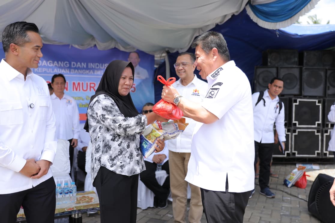 Hidayat Arsani Ikut Bagikan Paket Sembako Murah di GPM Kadin Sungailiat