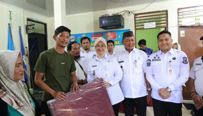 Pemkot Pangkalpinang Salurkan Bantuan Kemensos untuk Warga Terdampak Banjir Rob