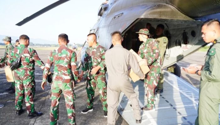 Akses Darat Terputus, TNI Kirim Logistik 1,5 Ton lewat Udara untuk Warga Terdampak Bencana