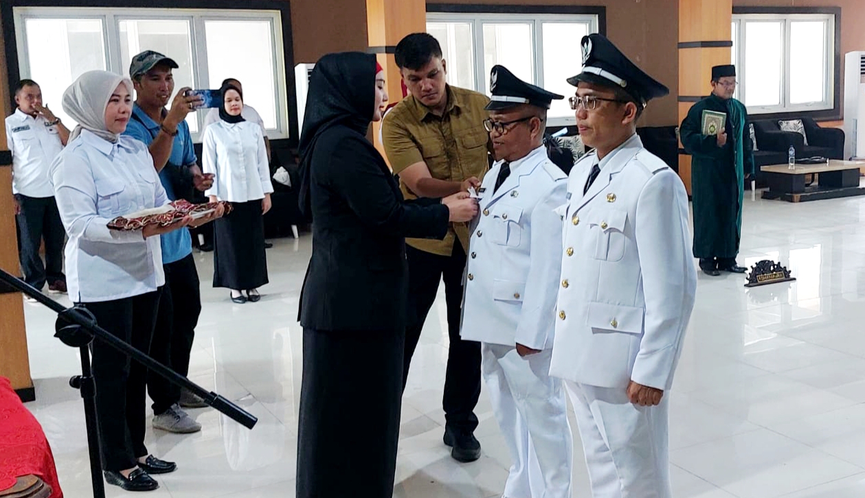 Debby Minta Pj Kades Bangka Kota dan Tiram yang Dilantik Layani Warga dengan Hati